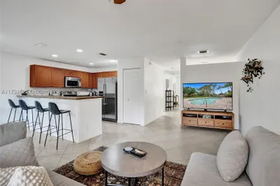 330 SW 2nd Ave #10 1