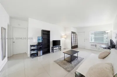 1100 NE 9th Ave #105 1