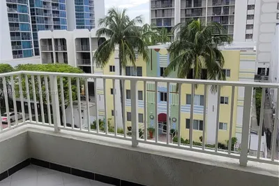 2600 Collins Ave #505 1