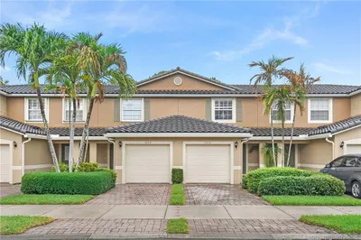 3010 SE Lexington Lakes Drive 1