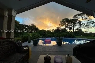 2121 SW Racquet Club Dr 1