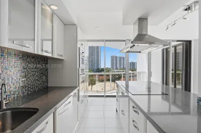 3610 Yacht Club Dr #702 1