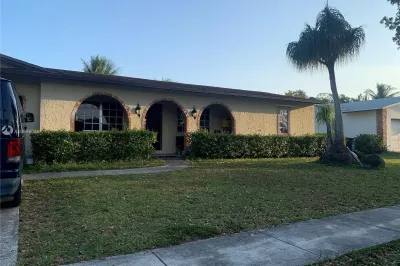 3900 NW 4th Ct 1