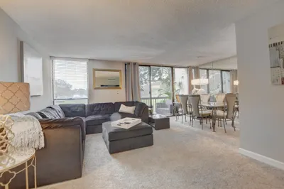 2204 Bridgewood Drive 1