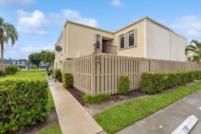 1590 Shaker Circle 1