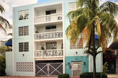 335 Collins Ave #401 1