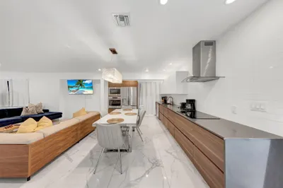 91 NW 51st St 1