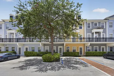 425 Greenwich Circle #204 1