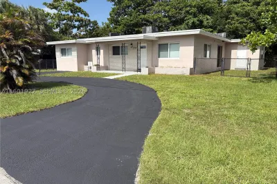 1739 SW 28th Ter 1