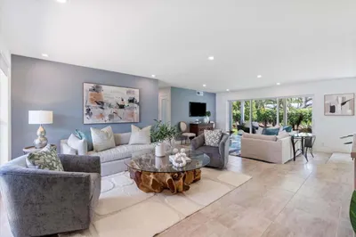 100 NW 18th Street 1