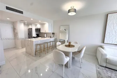 2899 Collins Ave #1037 1
