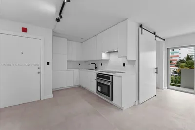240 Collins Ave #4A 1