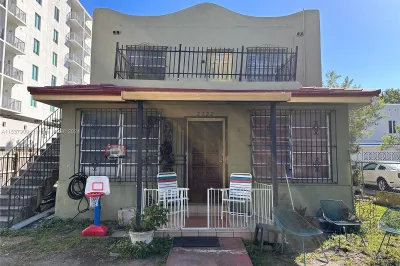 2222 SW 5 St 1