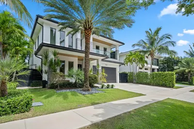 745 Park Drive W 1