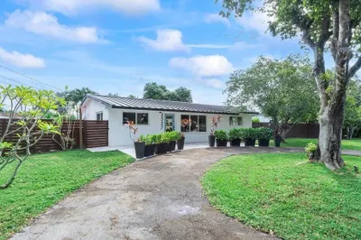 3557 Lloyd Drive 1