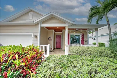 612 NE Canoe Park Circle 1