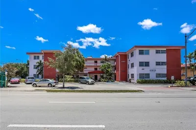 4800 Hollywood Boulevard #1F 1
