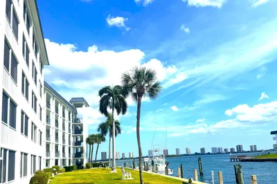 100 PARADISE HARBOUR Boulevard #212 1