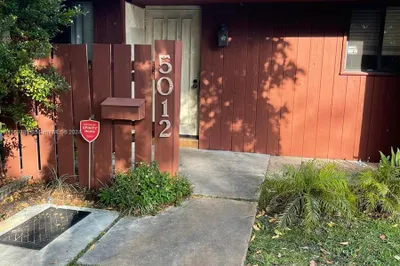 5012 SW 40 AV #5012 1