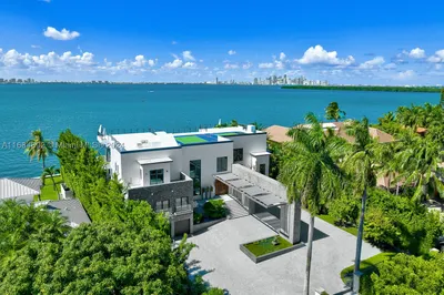 330 Harbor Dr 1