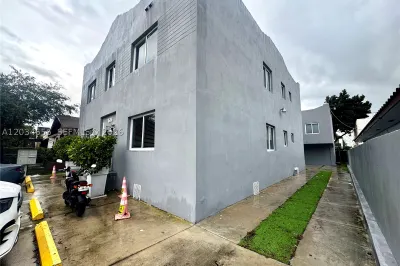 1684 SW 10th St 1