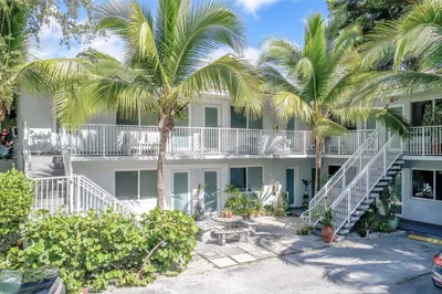 61 Edgewater Dr 1