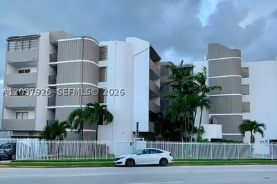 2000 Biarritz Dr 1