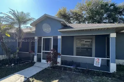 2425 Delys St 1