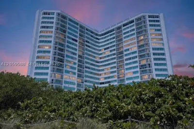 7135 Collins Ave #331 1