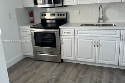 30 E 39th St #325 1