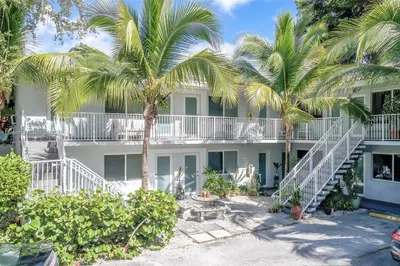 61 Edgewater Dr 1