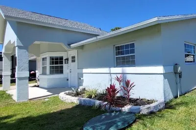 469 SW Duval Ave 1