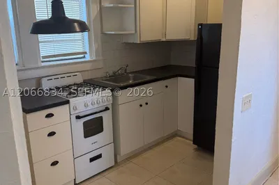 670 W 46th St #5 1
