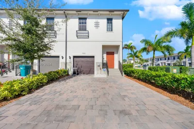700 SW 12th Street 1