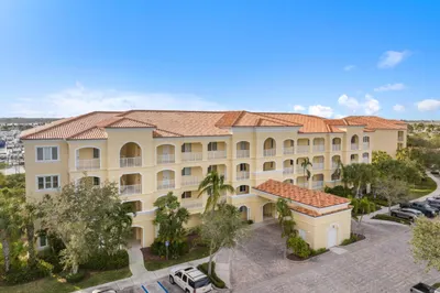 33 Harbour Isle Drive W #201 1