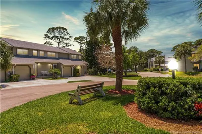 650 NE Wax Myrtle Way 1