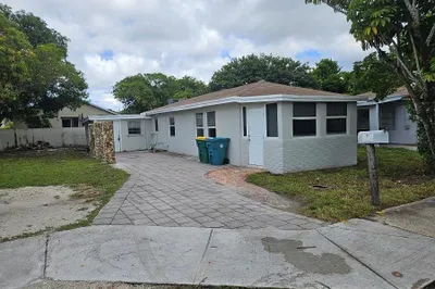 228 NW 13 Court 1