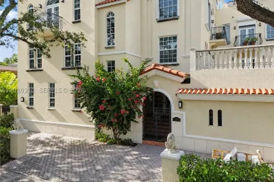111 Edgewater Dr #3B 1