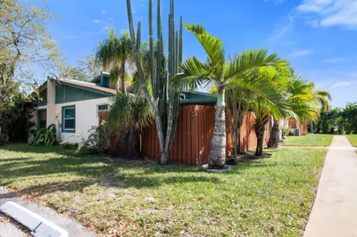 1041 Manor Drive 1
