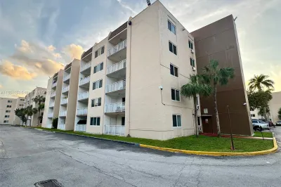 6930 Miami Gardens Dr #1-203 1
