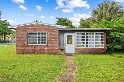 901 NE 16th Pl 1