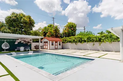 1220 NW 37th Ave 1
