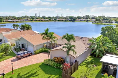 5481 Mirror Lakes Boulevard 1