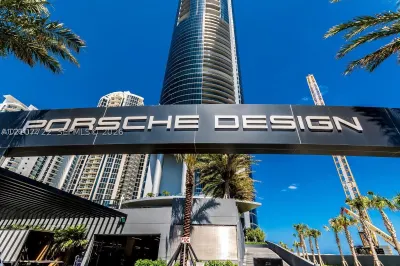 18555 Collins Ave #4604 1