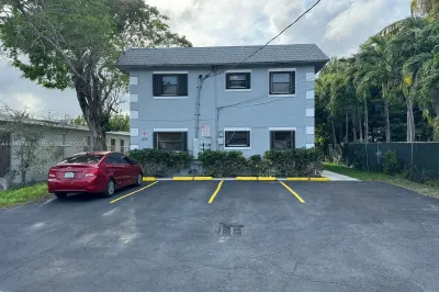 421 NW 7th Ter #3 1