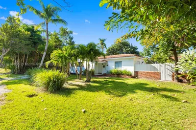 738 Fernwood Rd 1