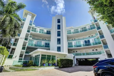 2000 Bay Dr #204 1