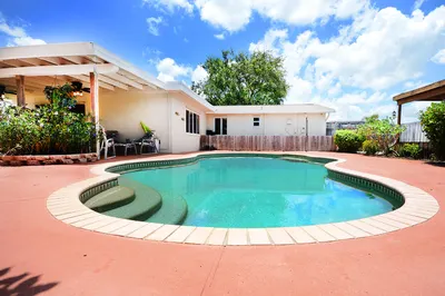 013 1560 Pool Backyard