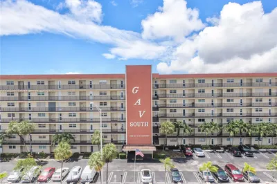 2350 NE 14th St Cswy #202 1