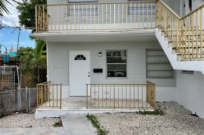 911 NW 22nd Pl 0 1